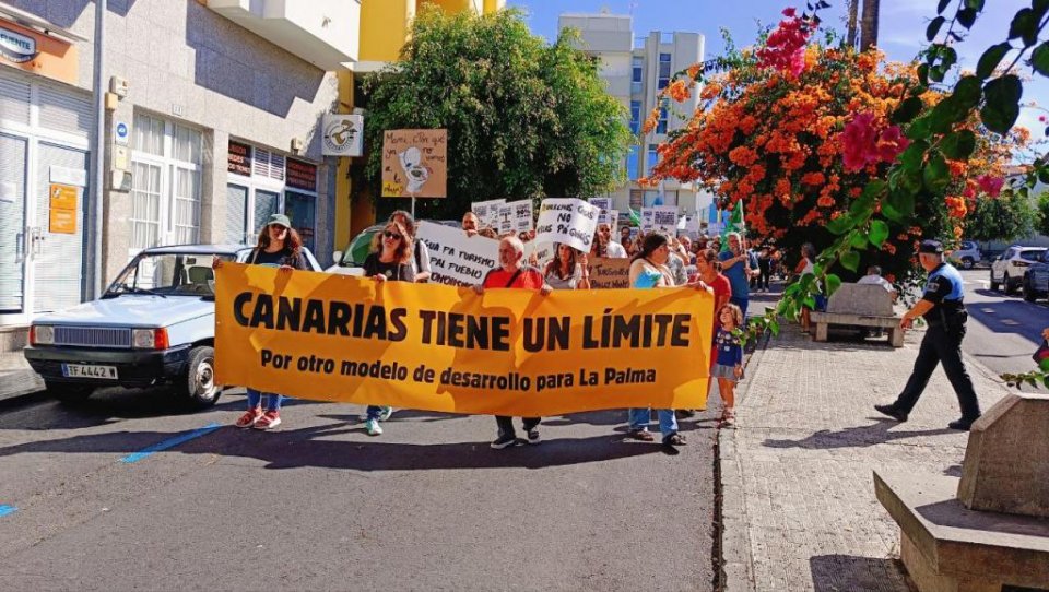 Miles protestan contra el turismo masivo en las Islas Canarias