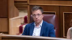 El juez suspende el caso contra Errejón debido a la baja médica del abogado de la denunciante