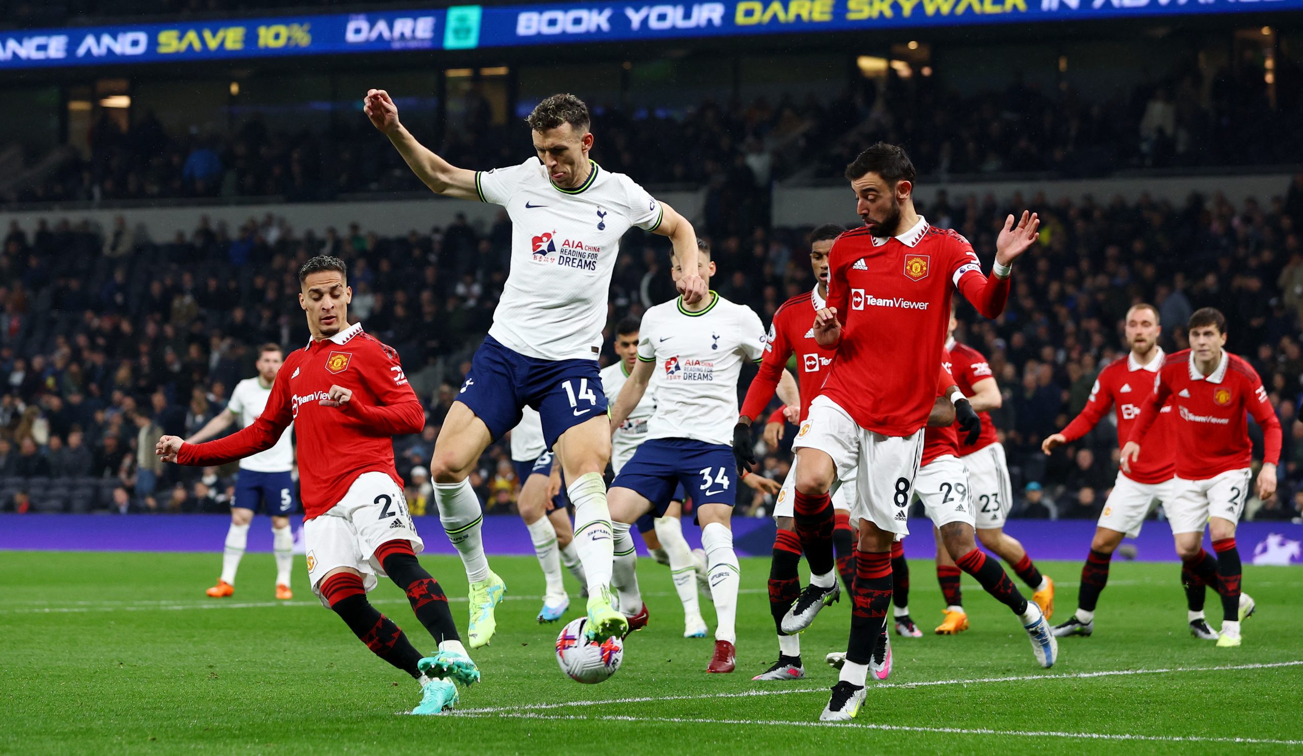 Solanke del Spurs elimina al Manchester United en un caótico partido de la Carabao Cup