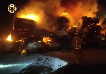 La alcaldesa de Catarroja, tras el incendio en un terreno con coches acumulados por la DANA: “¿Qué más tiene que pasar para que se actúe?”